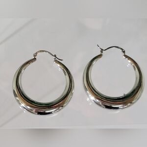 NWT CHUNKY SILVER HOOP EARRINGS.